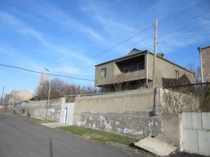 Продается 3-х этажный особняк в Егварде в 20 минутах езды от Еревана.
